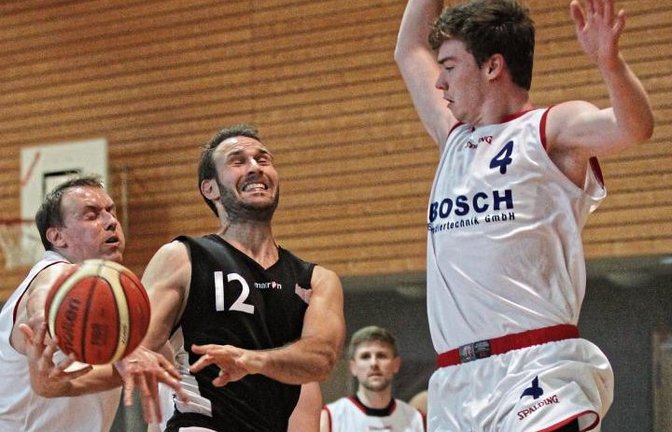 Thomas Gabriel (schwarzes Trikot) hat momentan Probleme an Knie und Achillessehne. Sein Einsatz gegen Team Urspring entscheidet sich erst kurzfristig. Foto: Nachreiner