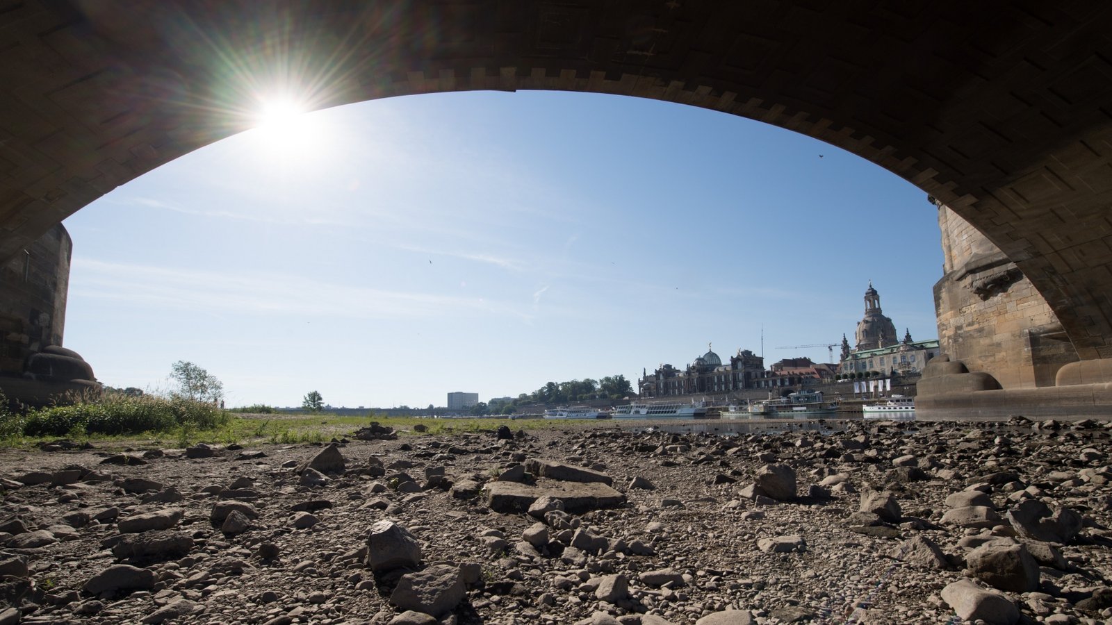 Niedrigwasser macht viele Flüsse unpassierbar für Schiffe. Foto: dpa-Bildfunk Niedrigwasser macht viele Flüsse unpassierbar für Schiffe. Foto: dpa-Bildfunk