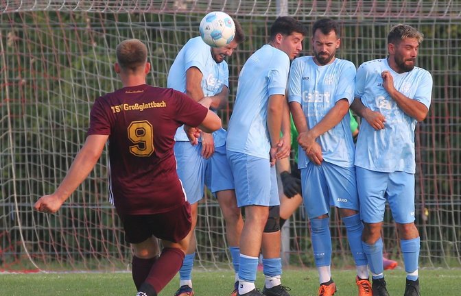 Angreifer Florian Kuhnle (links) vom TSV Großglattbach hätte sicherlich nichts gegen einen herrlichen Freistoßtreffer im Auswärtsspiel beim VfB Großbottwar. <span class='image-autor'>Foto: Küppers</span>