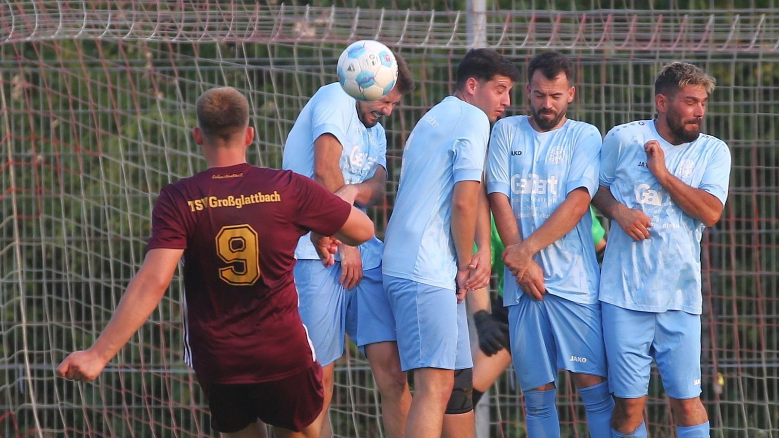 Angreifer Florian Kuhnle (links) vom TSV Großglattbach hätte sicherlich nichts gegen einen herrlichen Freistoßtreffer im Auswärtsspiel beim VfB Großbottwar. Foto: Küppers Angreifer Florian Kuhnle (links) vom TSV Großglattbach hätte sicherlich nichts gegen einen herrlichen Freistoßtreffer im Auswärtsspiel beim VfB Großbottwar. Foto: Küppers