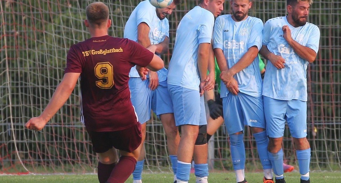 Fußball, Saison 2026/2027, Männer, Stadtpokal, Turnier um den Pokal der Stadt Mühlacker beim TSV Großglattbach, Gastgeber (Nr. 9 Florian Kuhnle) schießt das 3:0 beim 4:0 GG gegen FVgg 08 Mühlacker über die Mauer ins rechte Eck