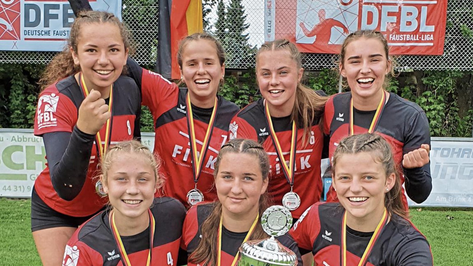 Bejubeln ihre Silbermedaille bei der DM der U-18-Faustballerinnen: die Vaihingerinnen (stehend von links) Leoni Modenese, Eva Winkler, Ricarda Stübbe und Lea Schmidt sowie (kniend von links) Julie Schlemme, Lisa Knodel und Klara Kilpper Foto: privat Bejubeln ihre Silbermedaille bei der DM der U-18-Faustballerinnen: die Vaihingerinnen (stehend von links) Leoni Modenese, Eva Winkler, Ricarda Stübbe und Lea Schmidt sowie (kniend von links) Julie Schlemme, Lisa Knodel und Klara Kilpper Foto: privat