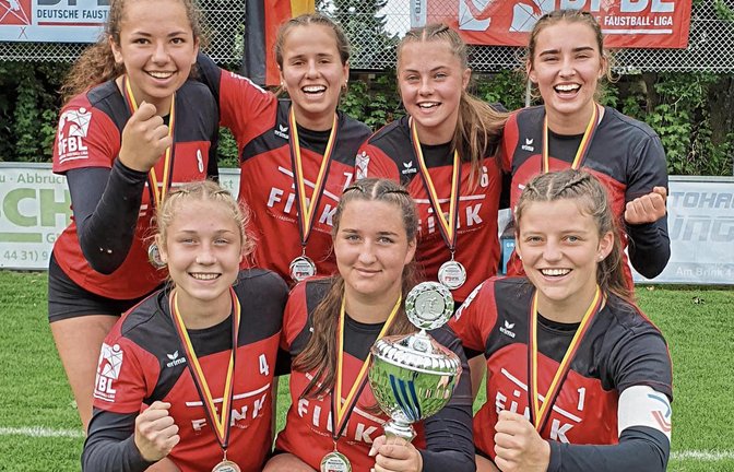 Bejubeln ihre Silbermedaille bei der DM der U-18-Faustballerinnen: die Vaihingerinnen (stehend von links) Leoni Modenese, Eva Winkler, Ricarda Stübbe und Lea Schmidt sowie (kniend von links) Julie Schlemme, Lisa Knodel und Klara Kilpper  Foto: privat