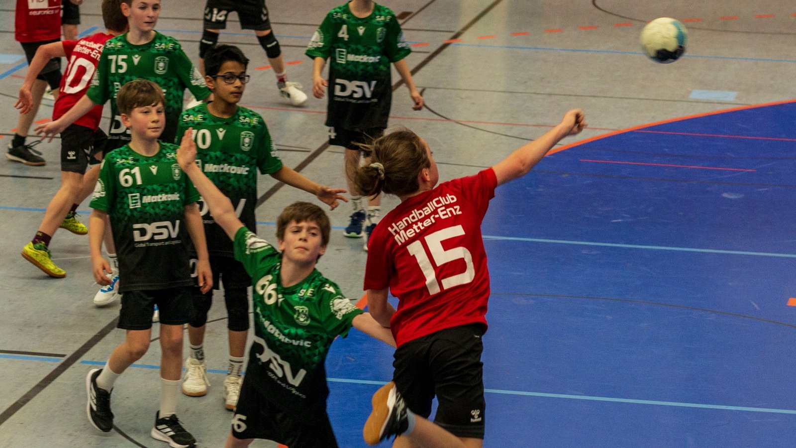 Mit vollem Einsatz drängt der junge HCME-Spieler (rechts) zum Tor. Foto: privat