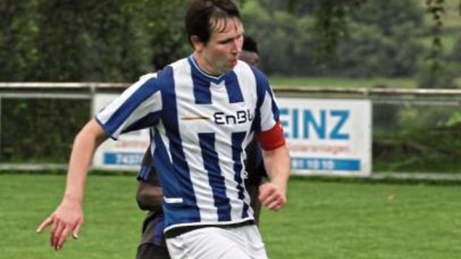 Innenverteidiger Dennis Toetz (vorne) ist einer der wichtigsten Ansprechpartner für Trainer Sedat Yilmaz auf dem Platz.  Foto: Nachreiner