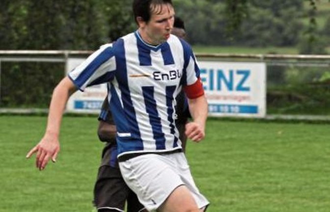 Innenverteidiger Dennis Toetz (vorne) ist einer der wichtigsten Ansprechpartner für Trainer Sedat Yilmaz auf dem Platz.  Foto: Nachreiner