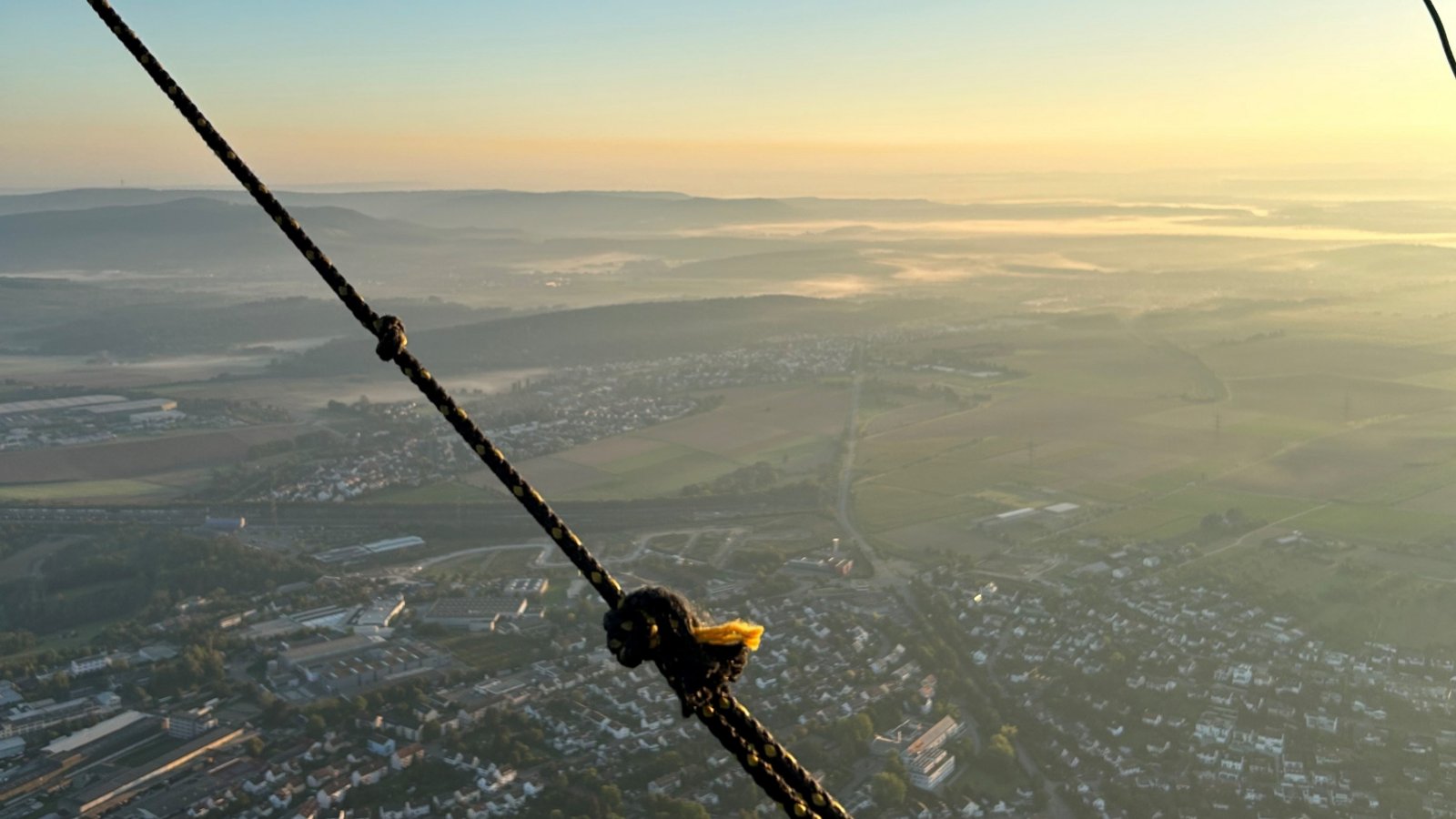 Dieser Sonnenaufgang über Vaihingen am Samstagmorgen ist Pascal Bönisch aus einem Heißluftballon heraus gelungen.