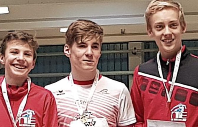 Gero Noller, Finn Breitkreutz und der Sersheimer Joshua Schumm standen als M-14-Team bei den württembergischen Hallenmehrkampfmeisterschaften ganz oben auf dem Treppchen. Foto: privat