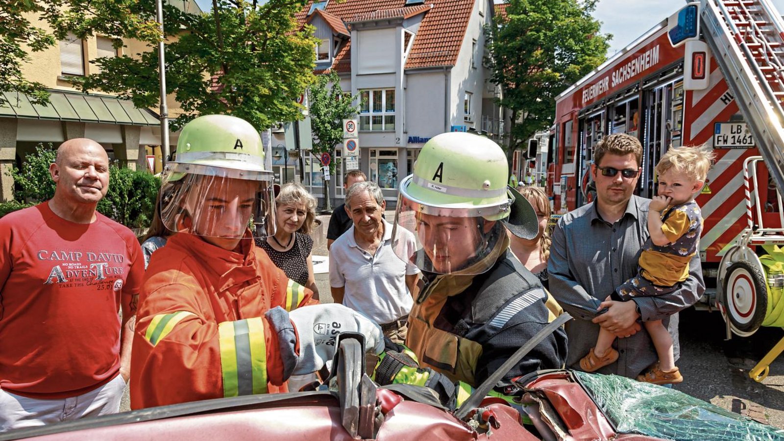 Die Freiwillige Feuerwehr, erstmals mit dabei beim „Sommer am Schloss“, demonstrierte den Scherenspreizer und ließ auch die Besucher Hand anlegen. Fotos: Pangerl Die Freiwillige Feuerwehr, erstmals mit dabei beim „Sommer am Schloss“, demonstrierte den Scherenspreizer und ließ auch die Besucher Hand anlegen. Fotos: Pangerl