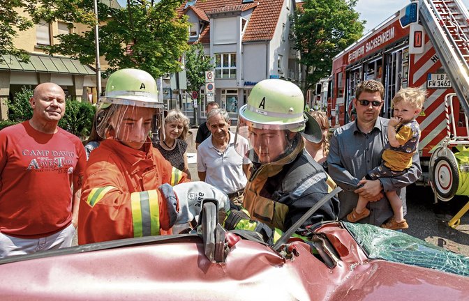 Die Freiwillige Feuerwehr, erstmals mit dabei beim „Sommer am Schloss“, demonstrierte den Scherenspreizer und ließ auch die Besucher Hand anlegen.  Fotos: Pangerl