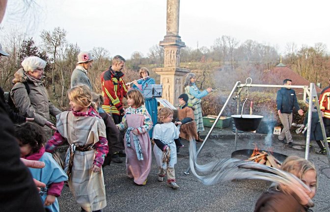 Die Luperci tanzen um das reinigende Feuer.  Fotos: Gergen