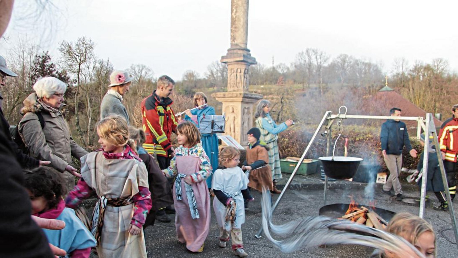 Die Luperci tanzen um das reinigende Feuer. Fotos: Gergen Die Luperci tanzen um das reinigende Feuer. Fotos: Gergen