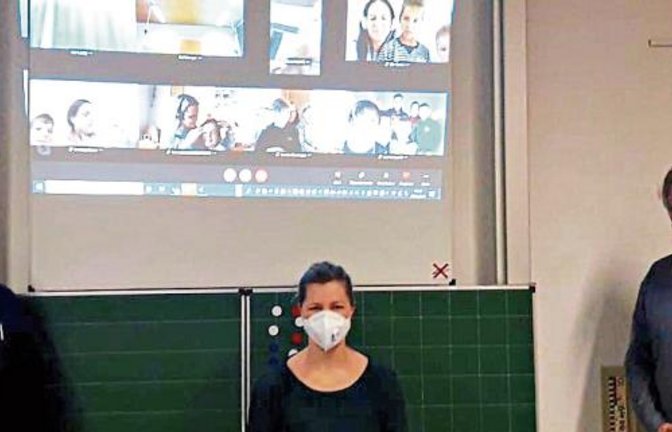 Abschied per Video (von links): der scheidende Rektor Frank Blobel, die kommissarische Schulleiterin Jule Laidig und Gesamtelternbeiratsvorsitzender Ralf Knospe vor einem Teil der Konferenzteilnehmer.  Foto: p