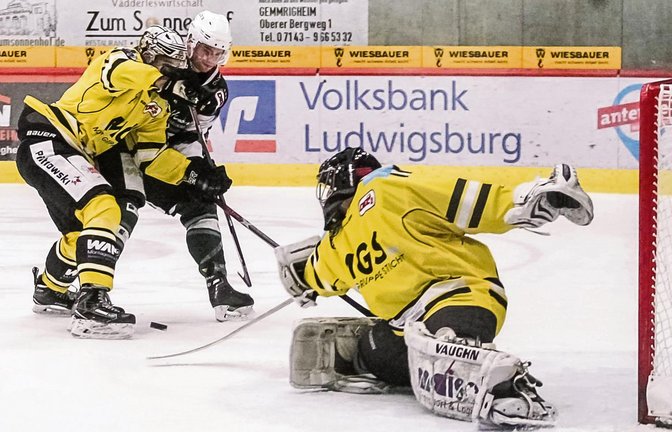 Einen schweren Stand hatten die Bietigheimer wie hier Benjamin Zientek (Mitte) gegen Martin Heider und Goalie Johannes Wiedemann in den Duellen gegen den EHC Bayreuth. Foto: Simecek