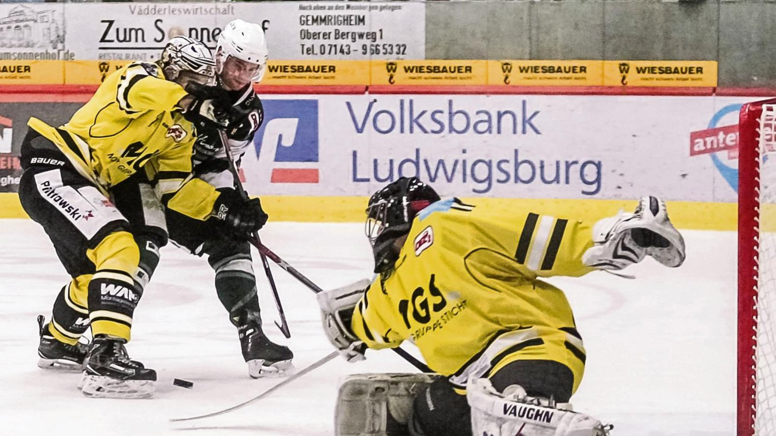 Einen schweren Stand hatten die Bietigheimer wie hier Benjamin Zientek (Mitte) gegen Martin Heider und Goalie Johannes Wiedemann in den Duellen gegen den EHC Bayreuth. Foto: Simecek Einen schweren Stand hatten die Bietigheimer wie hier Benjamin Zientek (Mitte) gegen Martin Heider und Goalie Johannes Wiedemann in den Duellen gegen den EHC Bayreuth. Foto: Simecek
