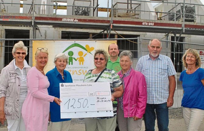 Spendenübergabe mit Gerda Elter, Marianne Oehrle, Sabine Schüle (alle Förderverein Familienherberge Lebensweg), Hedwig Ramstein (Angelsportverein Illingen), Jochen Ragowski (Gartenfreunde Illingen), Rose Rommler (Landfrauen Illingen), Herbert Steffan (Dampfbahnfreunde Illingen) und Lebensweg-Initiatorin Karin Eckstein (von links). Foto: Stahlfeld