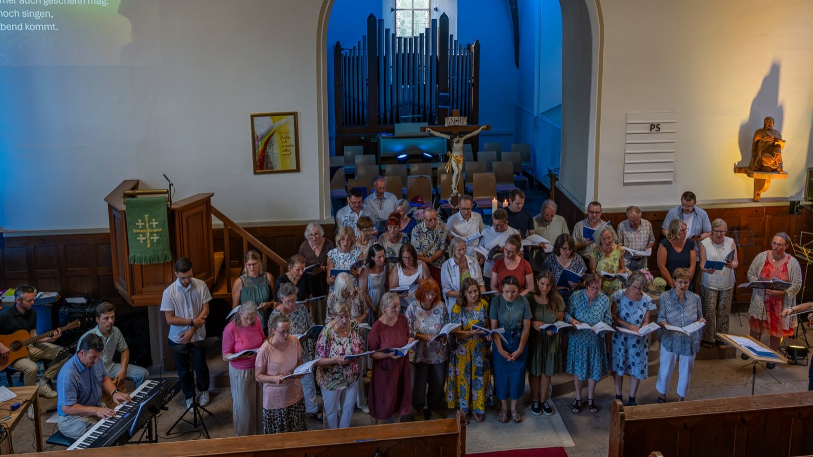 Das gesamte Ensemble aus Chören und weiteren Musikern hat die Gäste überzeugt.  Foto: p