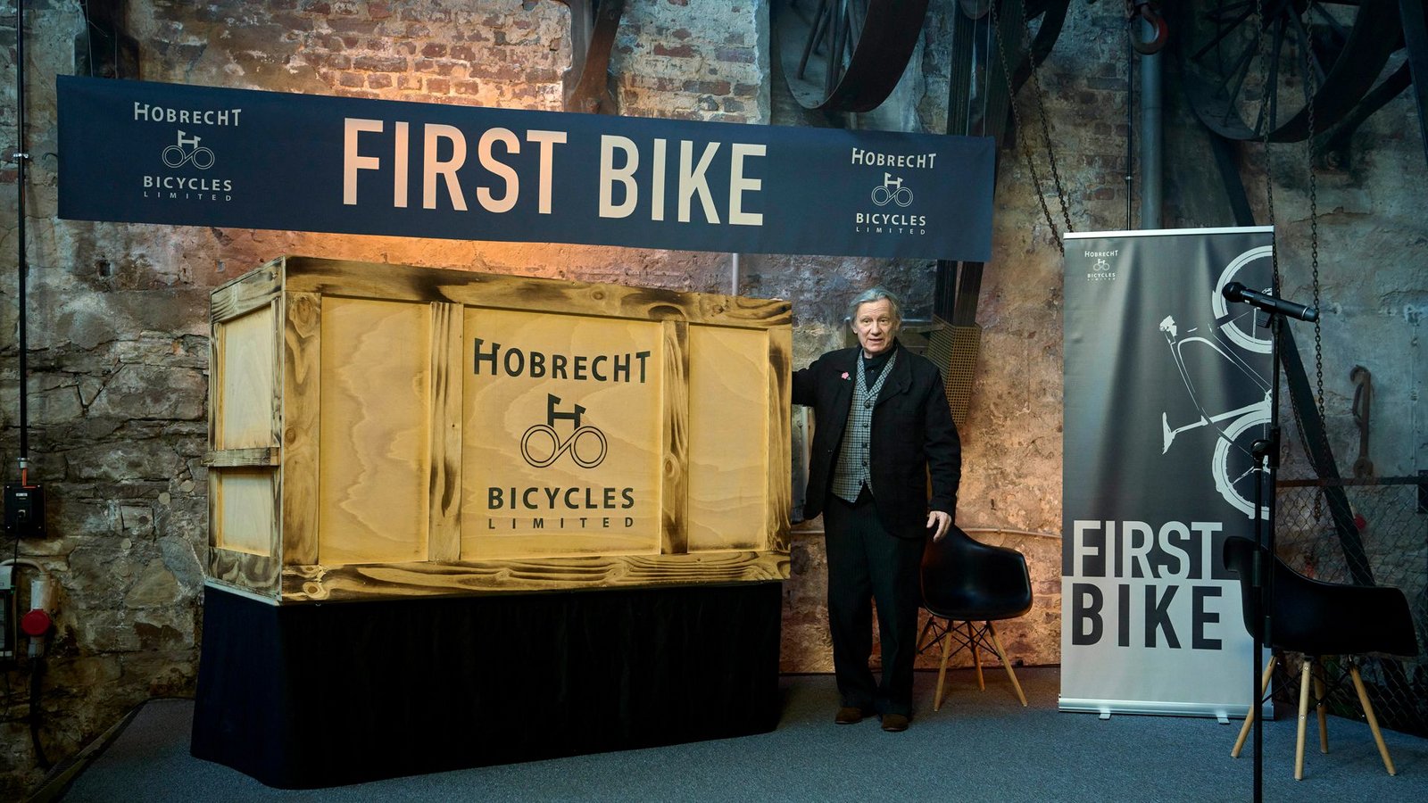 Der Patriarch der Fahrrad-Dynastie Kurt Hobrecht sen. (Hannes Hellmann) präsentiert stolz das Highlight seines Lebenswerks.Foto: WDR/Frank Dicks Der Patriarch der Fahrrad-Dynastie Kurt Hobrecht sen. (Hannes Hellmann) präsentiert stolz das Highlight seines Lebenswerks.Foto: WDR/Frank Dicks