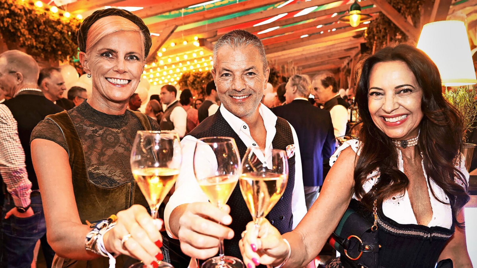 Selbstverständlich in Tracht: Gäste beim „Wasenpirsch“-Event in der Schwabenwelt.Foto: Rosar Selbstverständlich in Tracht: Gäste beim „Wasenpirsch“-Event in der Schwabenwelt.Foto: Rosar