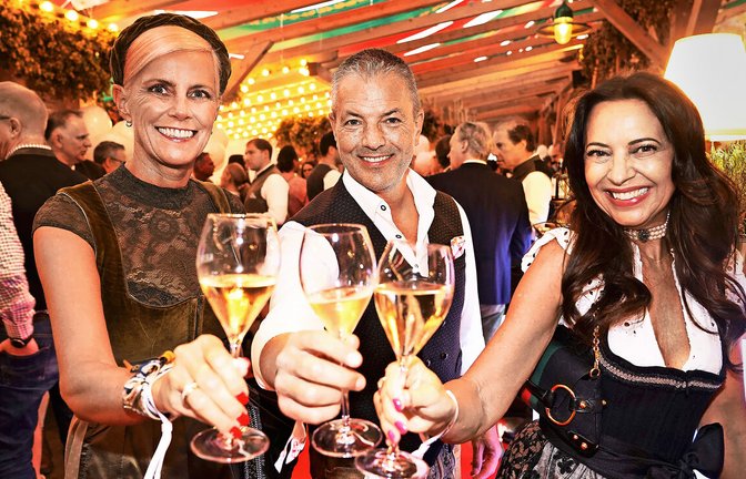 Selbstverständlich in Tracht: Gäste beim „Wasenpirsch“-Event in der Schwabenwelt.<span class='image-autor'>Foto: Rosar</span>