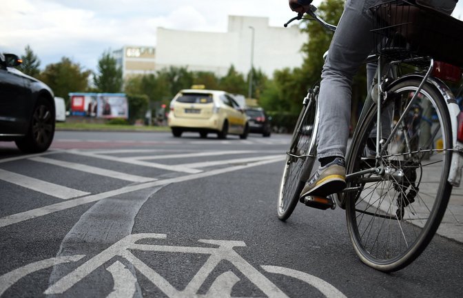 Die Radfahrerin stieß mit dem PKW zusammen. (Symbolbild)<span class='image-autor'>Foto: dpa/Britta Pedersen</span>