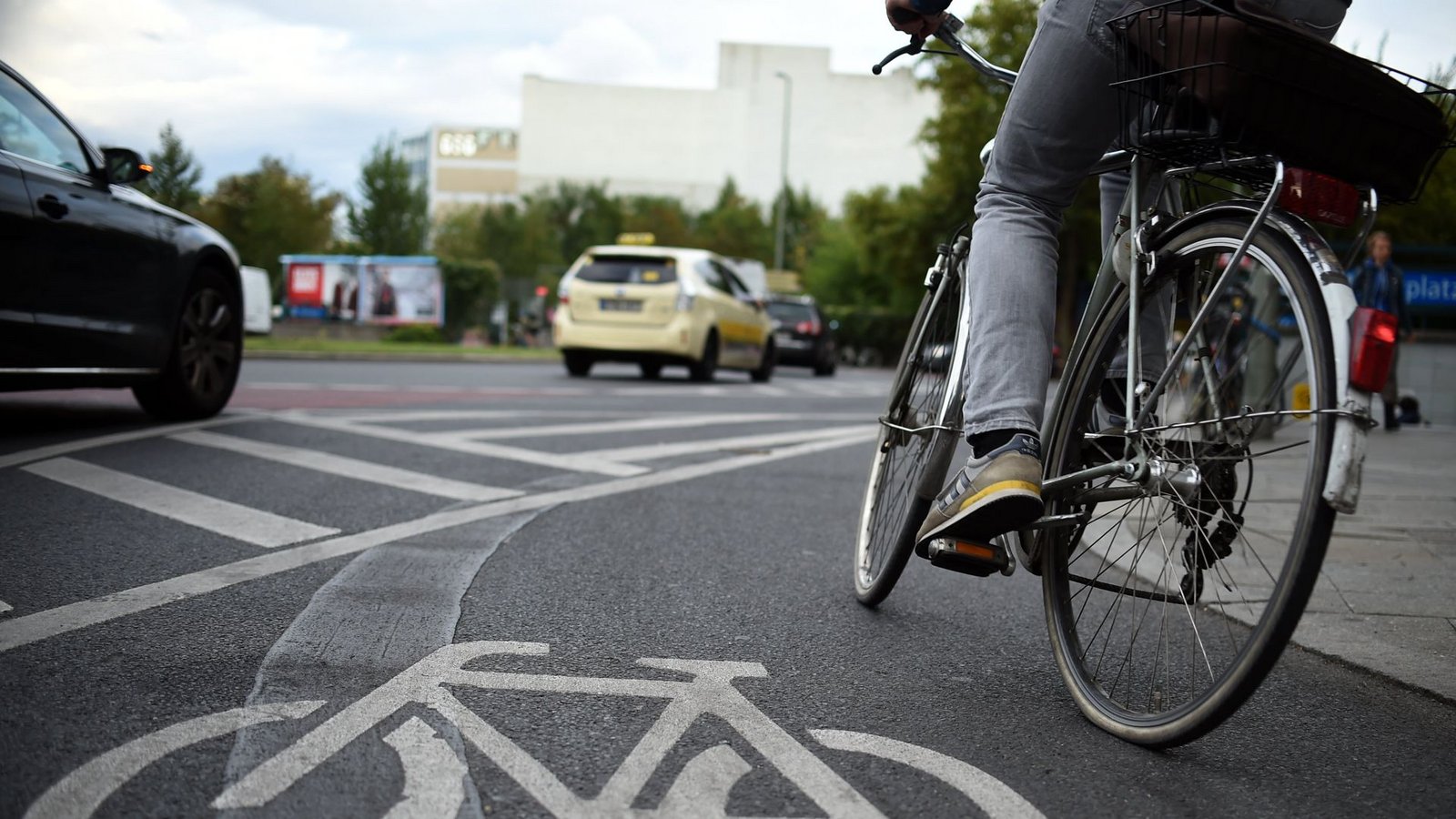 Die Radfahrerin stieß mit dem PKW zusammen. (Symbolbild)Foto: dpa/Britta Pedersen