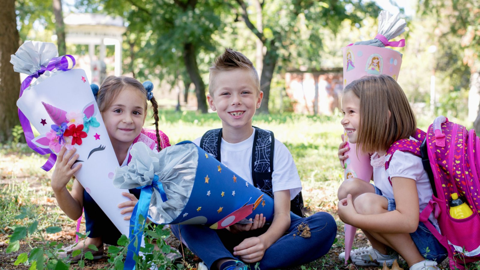 Erfahren Sie, was alles zur Einschulung in die Schultüte kommt. Die komplette Liste mit spannenden Inspirationen.Foto: Savicic / Shutterstock.com
