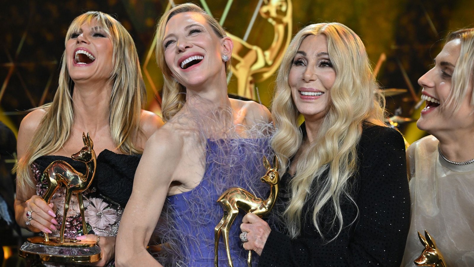 Die Preisträgerinnen: Sängerin Cher, mit ihrem BAMBI in der Kategorie Legende, Schauspielerin Cate Blanchett, mit ihrem BAMBI in der Kategorie Schauspielerin International, Heidi Klum, mit ihrem BAMBI in der Kategorie Entertainment, und Hazel Brugger (l-r), mit ihrem BAMBI in der Kategorie Comedy, zeigen nach der 77. Bambi-Verleihung in den Bavaria Filmstudios ihre Auszeichnungen.Foto: Peter Kneffel/dpa Die Preisträgerinnen: Sängerin Cher, mit ihrem BAMBI in der Kategorie Legende, Schauspielerin Cate Blanchett, mit ihrem BAMBI in der Kategorie Schauspielerin International, Heidi Klum, mit ihrem BAMBI in der Kategorie Entertainment, und Hazel Brugger (l-r), mit ihrem BAMBI in der Kategorie Comedy, zeigen nach der 77. Bambi-Verleihung in den Bavaria Filmstudios ihre Auszeichnungen.Foto: Peter Kneffel/dpa