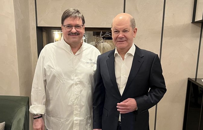 Bundeskanzler Olaf Scholz (rechts) mit dem Sternekoch Jörg Sackmann.<span class='image-autor'>Foto: Sackmann Genusshotel</span>