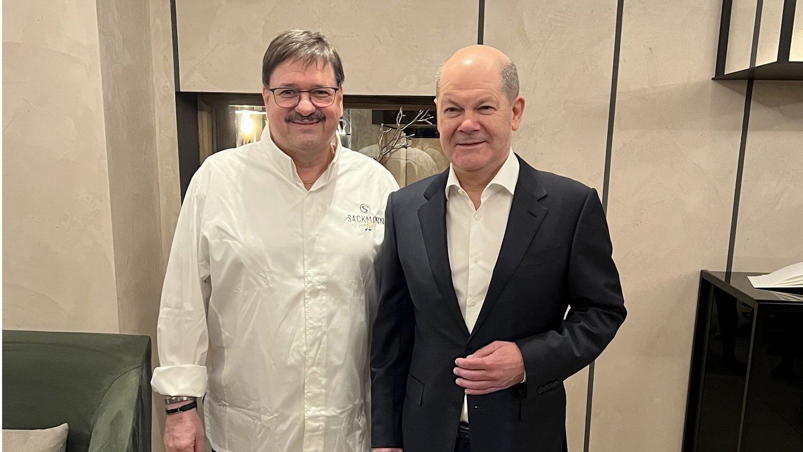 Bundeskanzler Olaf Scholz (rechts) mit dem Sternekoch Jörg Sackmann.Foto: Sackmann Genusshotel