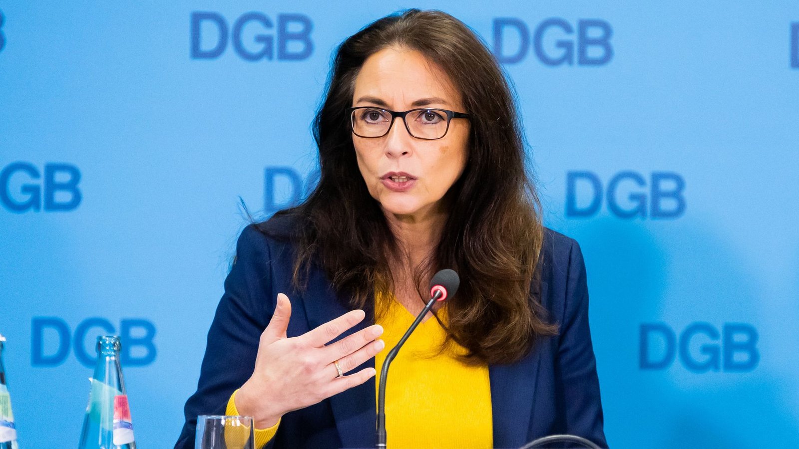 Yasmin Fahimi, Vorsitzende des Deutschen Gewerkschaftsbundes, warnt angesichts steigender Sozialabgaben vor Nachteilen für Arbeitnehmer (Archivfoto).Foto: dpa/Christoph Soeder Yasmin Fahimi, Vorsitzende des Deutschen Gewerkschaftsbundes, warnt angesichts steigender Sozialabgaben vor Nachteilen für Arbeitnehmer (Archivfoto).Foto: dpa/Christoph Soeder