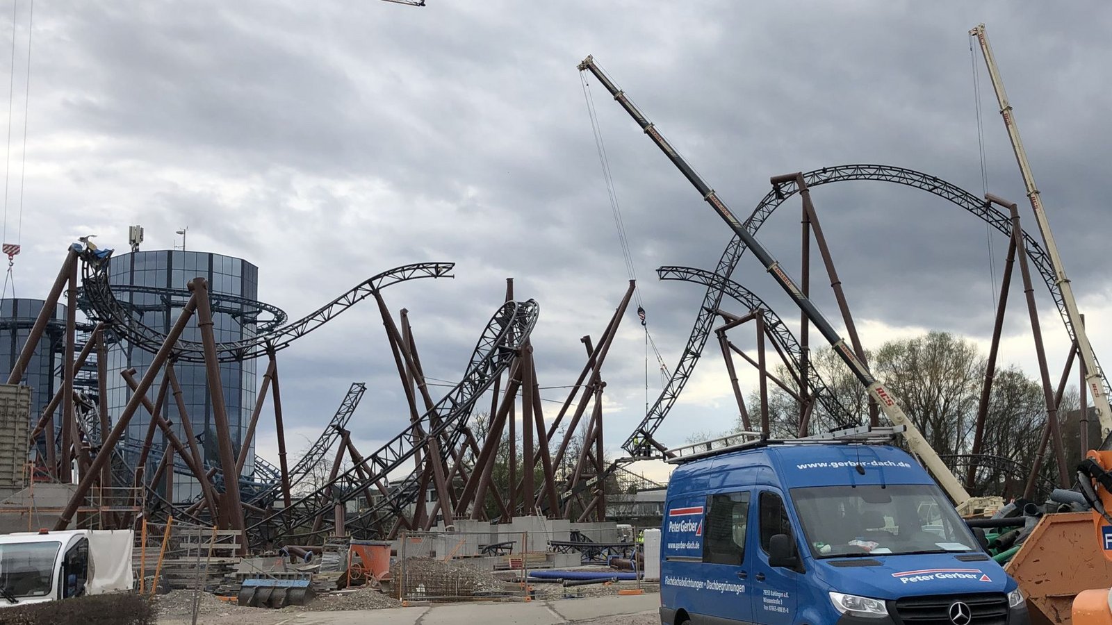 Grund für die spätere Eröffnung des Kroatien-Themenbereichs ist unter anderem der Bau der neuen Achterbahn, der noch voll im Gange ist und erst 2024 fertiggestellt sein wird.Foto: Florian Dürr