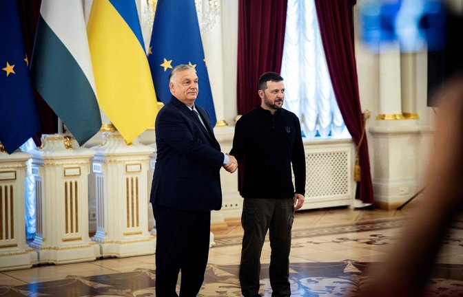 Unterkühlter Händedruck: Viktor Orban (links) bei seinem ersten Besuch bei Wolodymyr Selenskyj in Kiew<span class='image-autor'>Foto: AFP/ZOLTAN FISCHER</span>