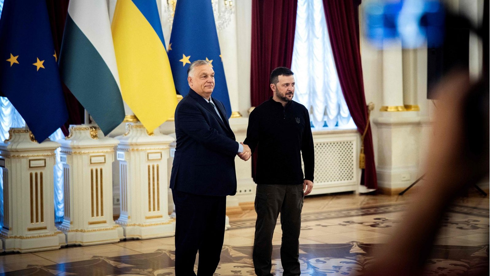 Unterkühlter Händedruck: Viktor Orban (links) bei seinem ersten Besuch bei Wolodymyr Selenskyj in KiewFoto: AFP/ZOLTAN FISCHER