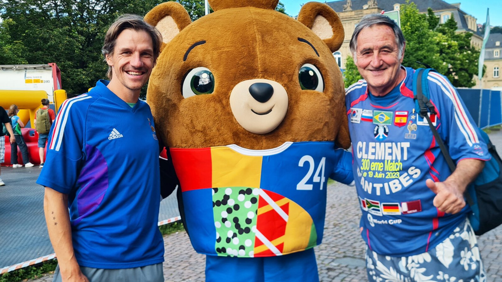Dennis Keifer und Clément d’Antibes (rechts) treffen auf dem Stuttgarter  Schlossplatz das EM-Maskottchen Albärt.Foto: Sebastian Steegmüller