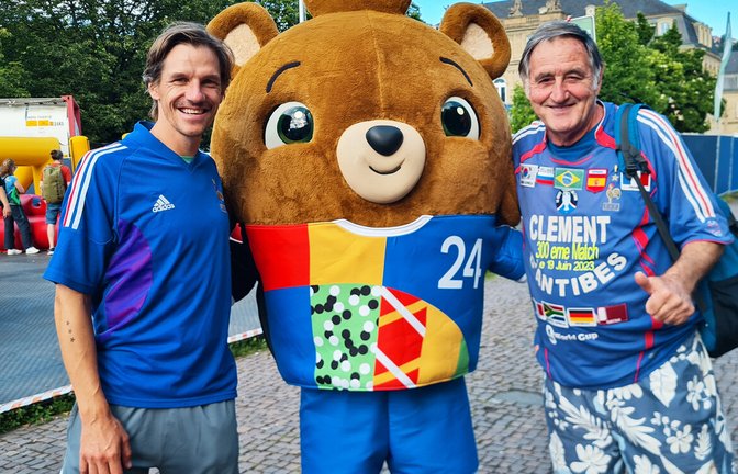 Dennis Keifer und Clément d’Antibes (rechts) treffen auf dem Stuttgarter  Schlossplatz das EM-Maskottchen Albärt.<span class='image-autor'>Foto: Sebastian Steegmüller</span>