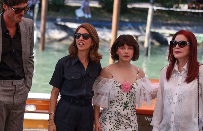 Jacob Elordi (l-r), Regisseurin Sofia Coppola, Cailee Spaeny und Priscilla Presley in Venedig.<span class='image-autor'>Foto: Vianney Le Caer/Invision/AP/dpa</span>