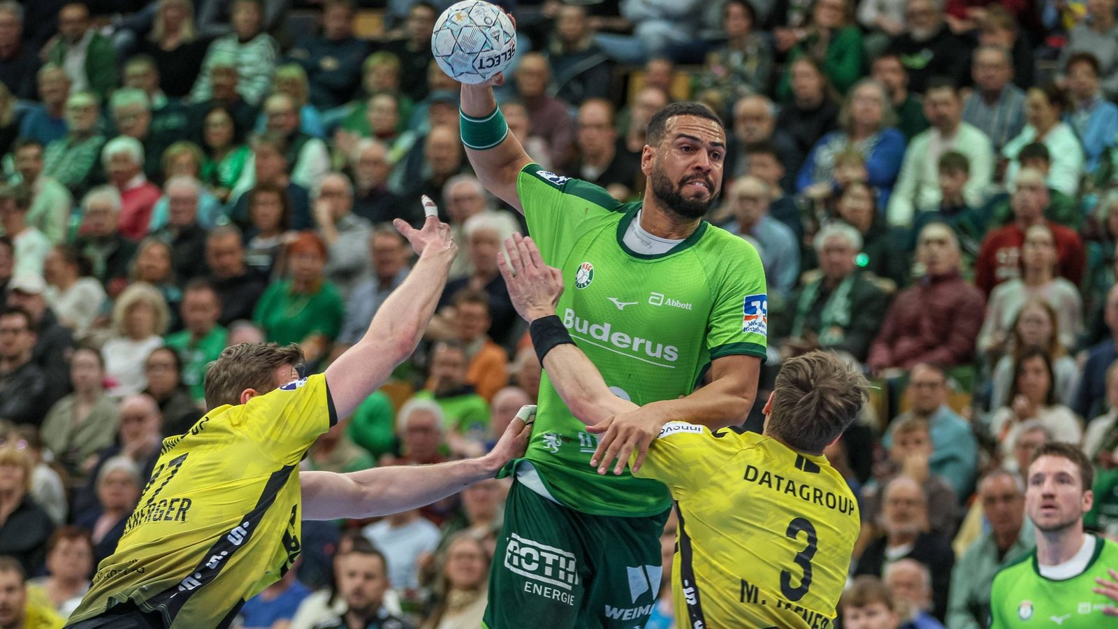 Künftig in einem Team: Die Stuttgarter Samuel Röthlisberger (li.) und Max Häfner (re.) sowie Neuzugang Philipp Ahouansou.Foto: IMAGO/HMB-Media Künftig in einem Team: Die Stuttgarter Samuel Röthlisberger (li.) und Max Häfner (re.) sowie Neuzugang Philipp Ahouansou.Foto: IMAGO/HMB-Media
