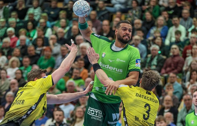 Künftig in einem Team: Die Stuttgarter Samuel Röthlisberger (li.) und Max Häfner (re.) sowie Neuzugang Philipp Ahouansou.<span class='image-autor'>Foto: IMAGO/HMB-Media</span>