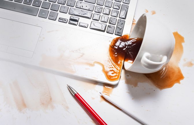 Es ist schnell passiert: Der Kaffee kippt auf den Arbeitslaptop. Wer kommt für den Schaden auf?
Foto: mdbildes - stock.adobe.com/Maija Dedovica<span class='image-autor'>Foto: &nbsp;</span>