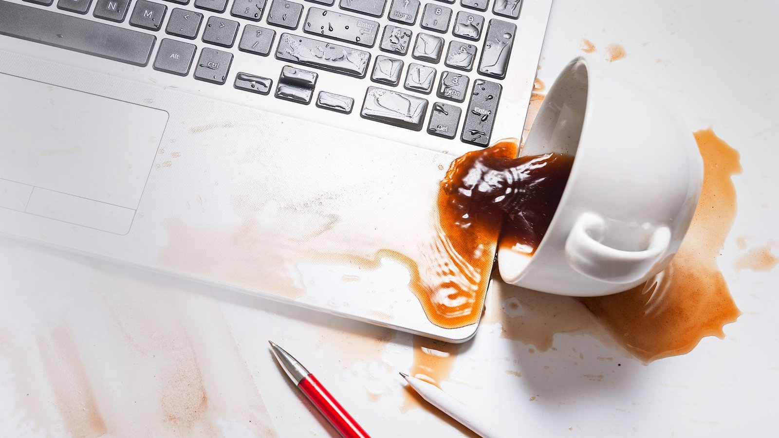 Es ist schnell passiert: Der Kaffee kippt auf den Arbeitslaptop. Wer kommt für den Schaden auf?
Foto: mdbildes - stock.adobe.com/Maija DedovicaFoto: Es ist schnell passiert: Der Kaffee kippt auf den Arbeitslaptop. Wer kommt für den Schaden auf?
Foto: mdbildes - stock.adobe.com/Maija DedovicaFoto: 