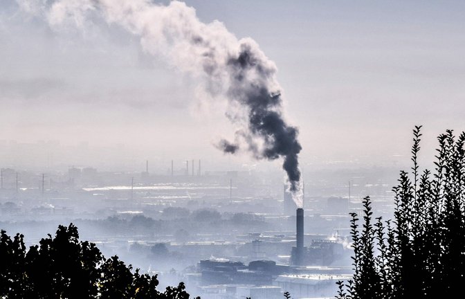 <b></b>Hauptursache für die derzeit vielerorts schlechte Luftqualität ist d   die Emission von Feinstaub. Im Winter ist dieser größer, weil mehr Energie benötigt wird und   die Emissionen aus dem Straßenverkehr  erhöht sind.<span class='image-autor'>Foto: PAFP/dpa/Philippe Desmazes</span>
