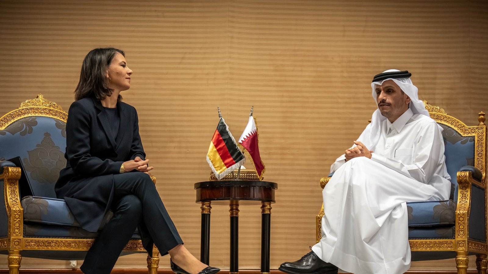Außenministerin Annalena Baerbock spricht mit Sheikh Mohammed bin Abdulrahman bin Jassim Al Thani, Ministerpräsident und Außenminister von Katar, bei einem Treffen in Saudi-Arabien.Foto: dpa/Michael Kappeler Außenministerin Annalena Baerbock spricht mit Sheikh Mohammed bin Abdulrahman bin Jassim Al Thani, Ministerpräsident und Außenminister von Katar, bei einem Treffen in Saudi-Arabien.Foto: dpa/Michael Kappeler