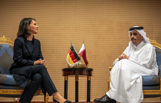 Die deutsche Außenministerin mit ihrem Kollegen aus Katar.<span class='image-autor'>Foto: dpa/Michael Kappeler</span>