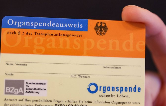 Ein Organspendeausweis<span class='image-autor'>Foto: IMAGO/osnapix/IMAGO/osnapix / Hirnschal</span>