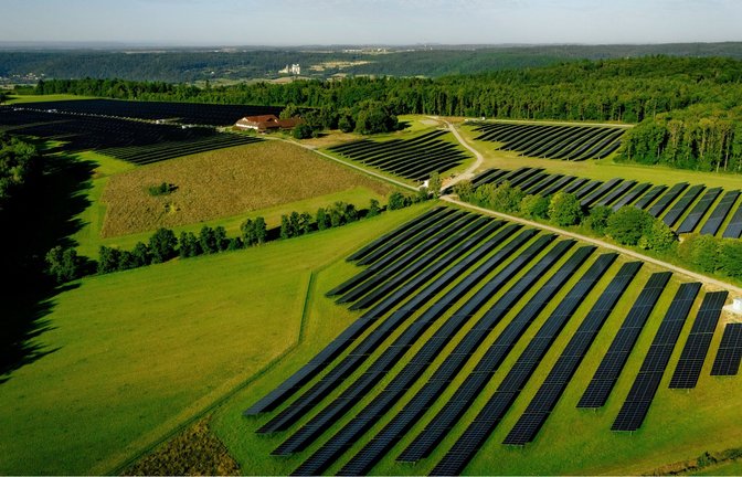 Im Hintergrund sieht man den Böttinger Hof, auf dessen früherer Ackerfläche jetzt der Solarpark der EnBW errichtet worden ist.<span class='image-autor'>Foto: &nbsp;</span>