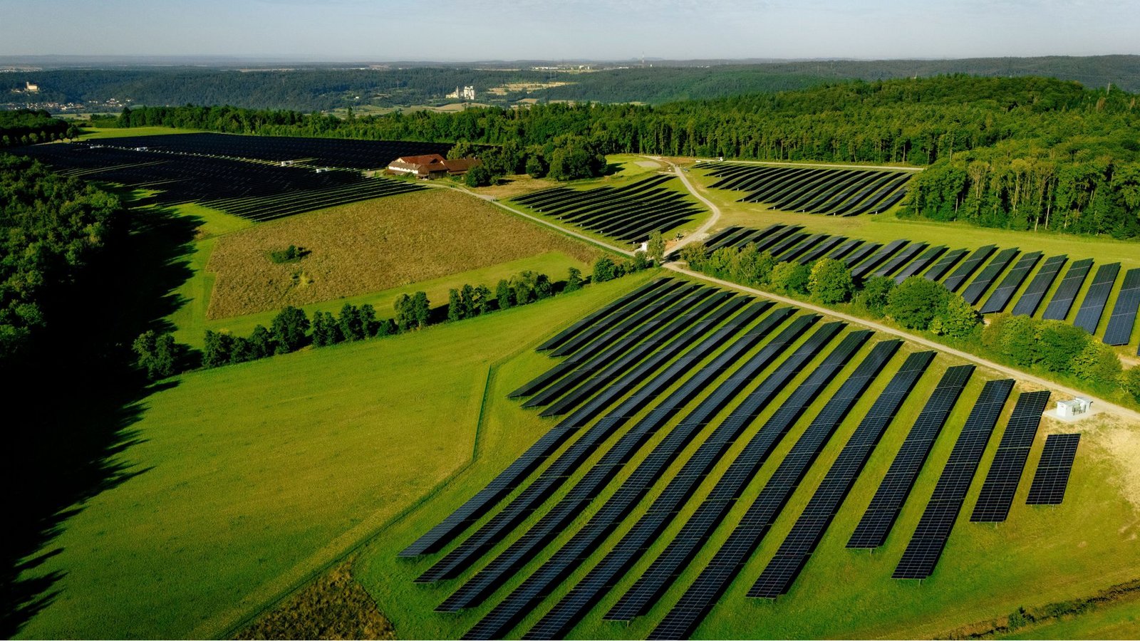 Im Hintergrund sieht man den Böttinger Hof, auf dessen früherer Ackerfläche jetzt der Solarpark der EnBW errichtet worden ist.Foto: Im Hintergrund sieht man den Böttinger Hof, auf dessen früherer Ackerfläche jetzt der Solarpark der EnBW errichtet worden ist.Foto: 