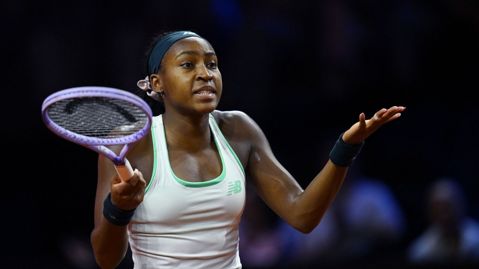Auch die Weltranglisten-Dritte Coco Gauff ist beim Turnier in Stuttgart dabei. Im Achtelfinale am vergangenen Donnerstag erringt sie einen Sieg in zwei Sätzen (7:5, 6:1) gegen die Russin Ljudmila Samsonowa. Beim Porsche Tennis Grand Prix ist sie allerdings noch nie weiter als ins Viertelfinale gekommen. So auch in diesem Jahr. Ihrer Gegnerin und späteren Finalistin Karolina Muchova aus Tschechien unterliegt die 22-jährige US-Amerikanerin am vergangenen Freitag in drei Sätzen mit 3:6, 7:5 und 3:6.Foto: Marijan Murat/dpa