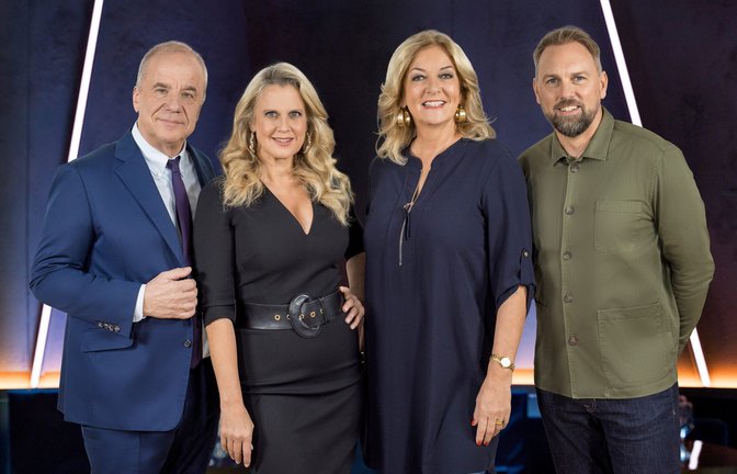 Durch die NDR Talk Show führen heute Hubertus Meyer-Burckhardt (l.) und Bettina Tietjen (2.v.r.). Das Team wird in anderen Sendungen von Barbara Schöneberger (2.v.l.) und Steven Gätjen (r.) ergänzt.<span class='image-autor'>Foto: NDR/Thomas Kierok</span>