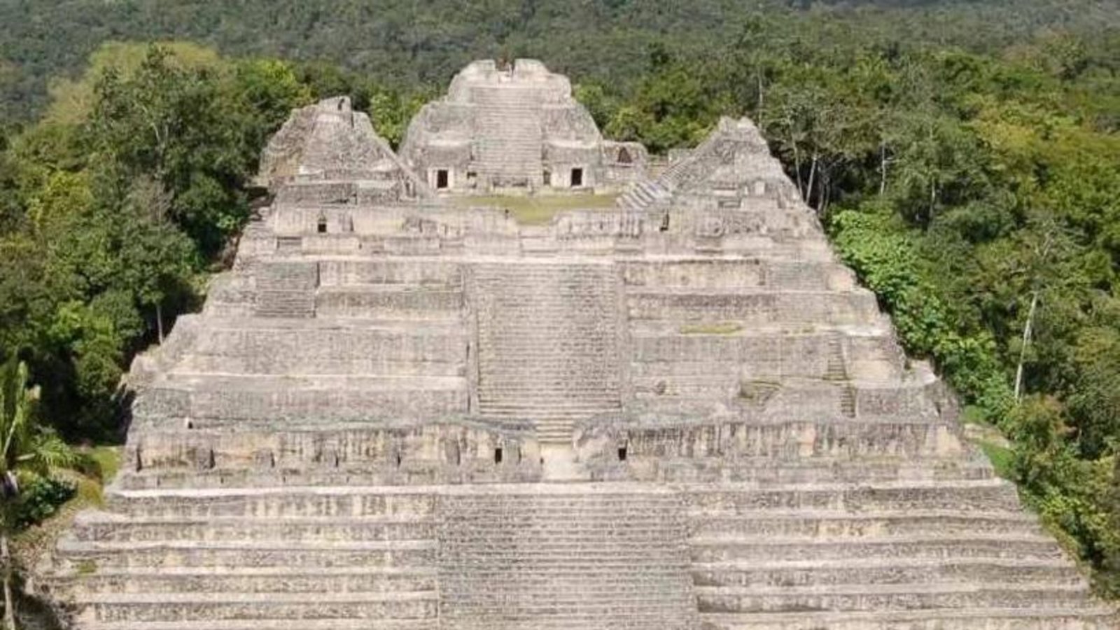 Blick auf den zentralen Tempelkomplex der Mayastadt Caracol in Belize. Im Nordosten der Stadt haben Archäologen jetzt das Grab des ersten Königs von Caracol entdeckt.Foto: Imago/Jam Press/© Caracol/Archeological Project/University of Houston Blick auf den zentralen Tempelkomplex der Mayastadt Caracol in Belize. Im Nordosten der Stadt haben Archäologen jetzt das Grab des ersten Königs von Caracol entdeckt.Foto: Imago/Jam Press/© Caracol/Archeological Project/University of Houston